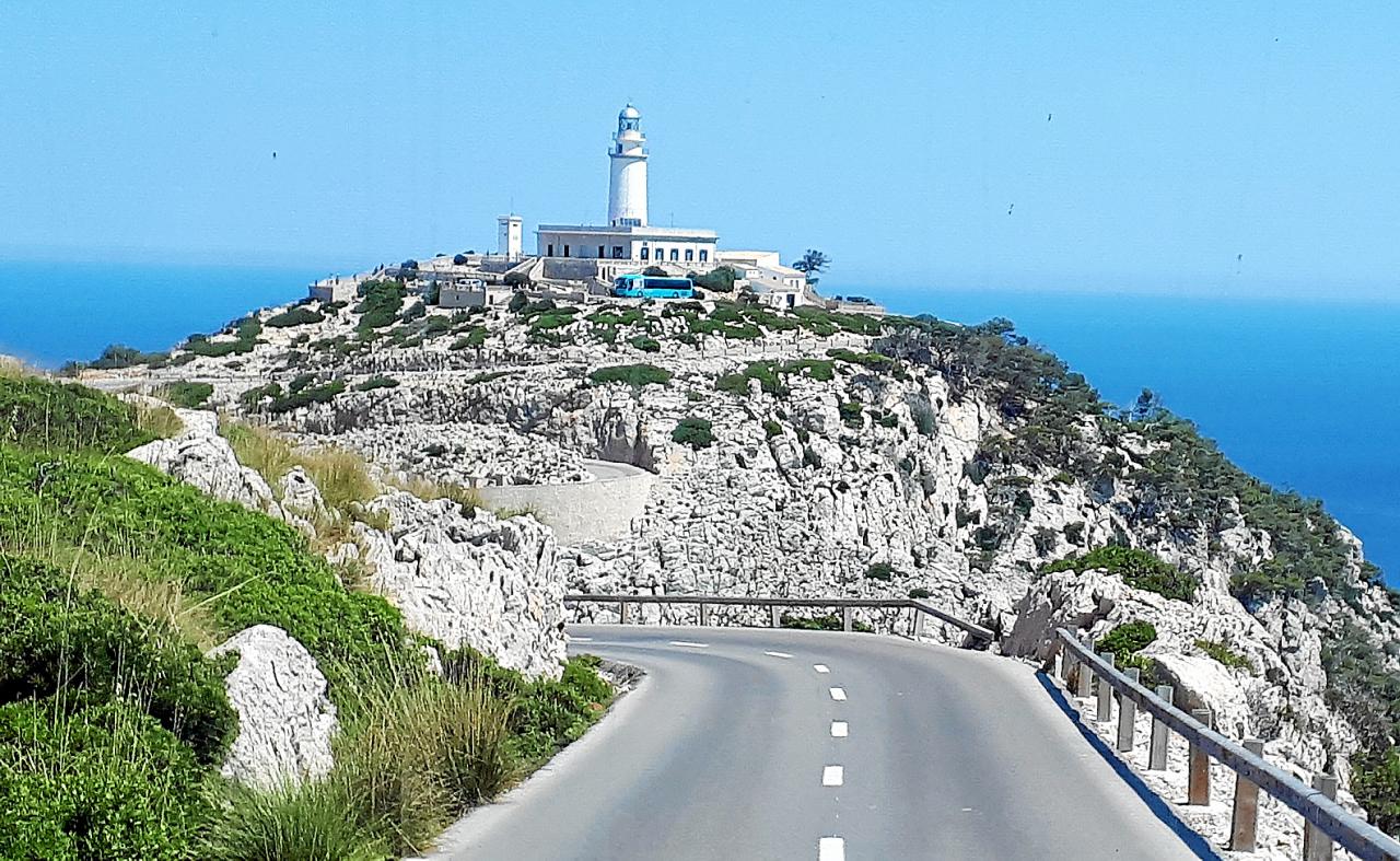 El primer día de restricciones de tráfico al faro de Formentor provoca retenciones en la playa.